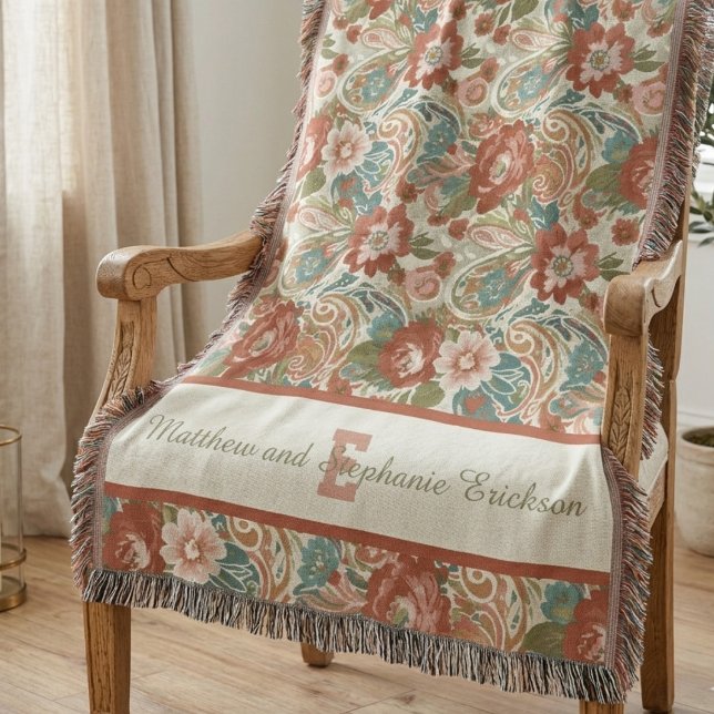 Terrakotta-Boho-Blumen-Monogramm-Paar Decke (A boho floral terracotta woven throw blanket for a newlywed couple's wedding gift.)