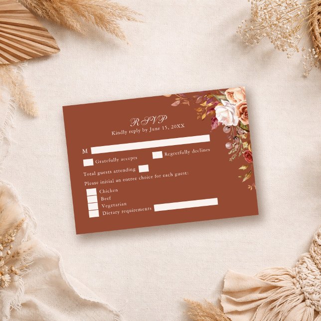 Terrakotta-Braunorange-Floral-Hochzeits-RSVP-Karte RSVP Karte (Terracotta Burnt Orange Floral Wedding RSVP Card on a neutral boho table)