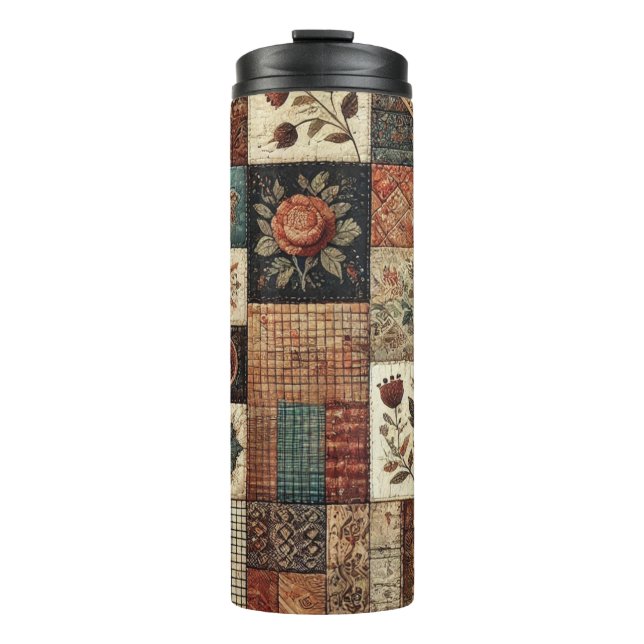 Terrakotta-Patchwork-Quilt Rustikaler Boho-Blumens Thermosbecher (Vorderseite)