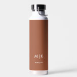 Terrakotta und Weiß | Modernes Monogramm Trinkflasche<br><div class="desc">Dieses moderne Design der Wasserflasche zeichnet sich durch einen boho-Terrakotta-Hintergrund aus. Ihre Initialen in fett weißem Text sorgen für ein schlichtes,  stilvolles und dennoch berufliches Aussehen.</div>