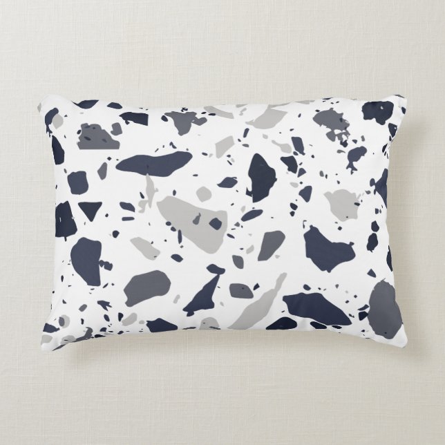 Terrazzo Fliesen Design schwarz und grau auf weiß Dekokissen (Vorderseite)