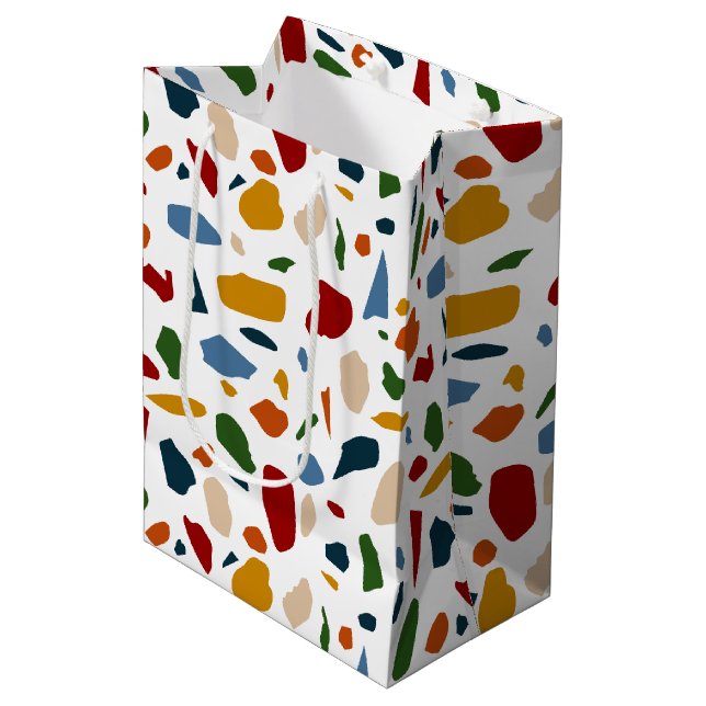 Terrazzo Muster farbenfroh Mittlere Geschenktüte (Vorderseite Schrägansicht)
