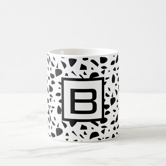 Terrazzo Schwarz-weiß Monogramm Kaffeetasse (Mittel)
