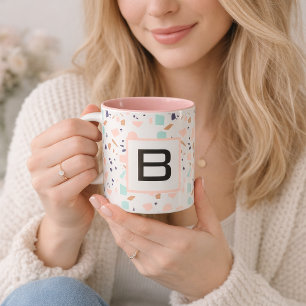 Terrazzo weißer Rosé-Mint-Monogramm-Buchstabe Tasse