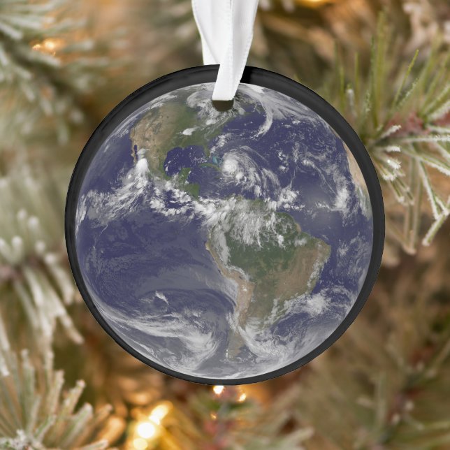 Terre Pleine Avec L'Ouragan Irène Au-Dessus Des Ba (Arbre)