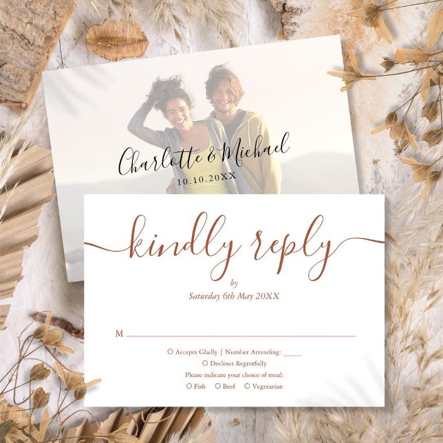 Terrecotta Simple Elegante Script Foto Wedding RSVP Karte (Terrecotta Simple Elegant Script Photo Wedding RSVP Card)