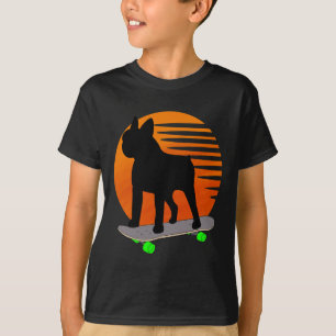 Terrier - Französisches Bulldog Skateboarding über T-Shirt