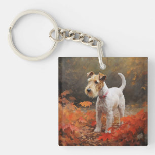 Terrier Wirefox dans les feuilles d'automne chute 