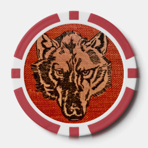 Tête de loup sur des jetons de poker rouge