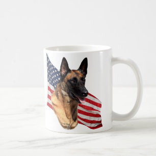 Tête de Malinois de Belge avec la tasse de drapeau