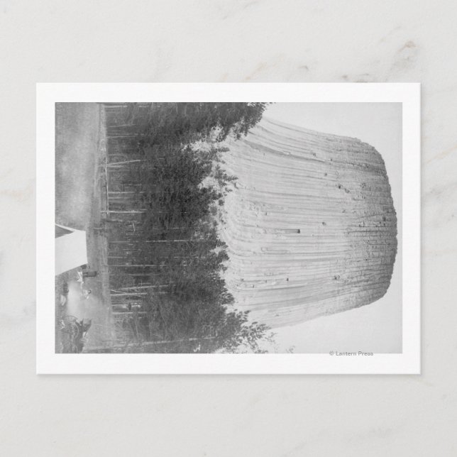 Teufelskrater mit 4 Personen im Vordergrund Postkarte (Vorderseite)