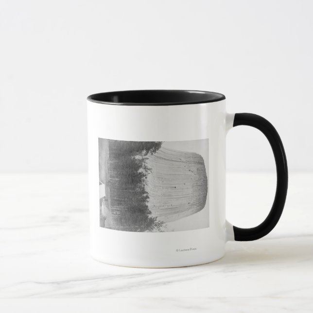 Teufelskrater mit 4 Personen im Vordergrund Tasse (Rechts)