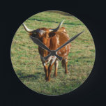 Texas Longhorn Rinderkuh Foto Rustikal Runde Wanduhr<br><div class="desc">Brown and White Longhorn    BullWhite und Brown Rind Foto von Sandy Closs. "Kuhliebhaber",  "Liebe Kühe",  "Kuhliebhaber",  "Cowboy",  Kühe,  "Nutztiere",  Kalb,  Stier,  Liebhaber,  "Rinder",  "Western" Rodeo Western Country Ranch "rustic america"</div>