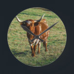 Texas Longhorn Rinderkuh Foto Rustikal Runde Wanduhr<br><div class="desc">Brown and White Longhorn BullWhite und Brown Rind Foto von Sandy Closs. "Kuhliebhaber", "Liebe Kühe", "Kuhliebhaber", "Cowboy", Kühe, "Nutztiere", Kalb, Stier, Liebhaber, "Rinder", "Western" Rodeo Western Country Ranch "rustic america"</div>