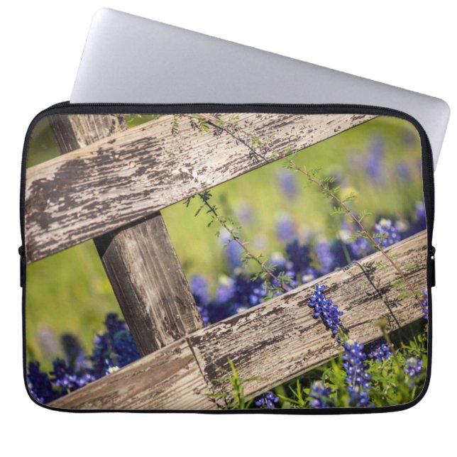 TexasBluebonnets um einen Land-Zaun Laptopschutzhülle (Vorderseite)