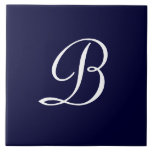 Text des Monogrammskripts für Navy Blue & White B Fliese<br><div class="desc">Navy Blue & White Monogram. Weiß erster B auf marineblau.</div>