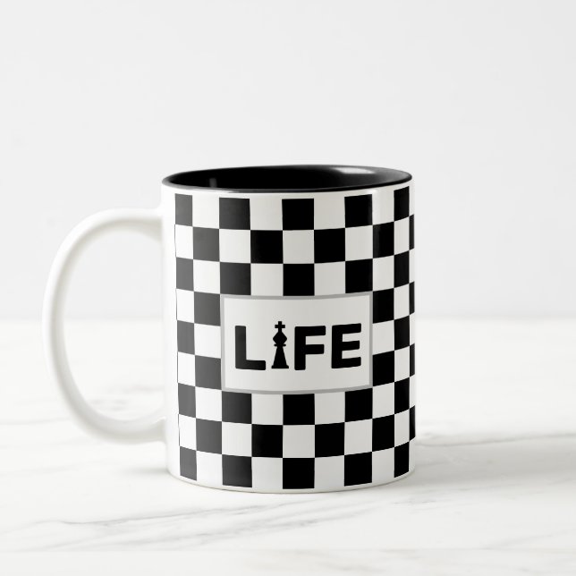 Text zum Leben auf schwarzem & weißem Schach Zweifarbige Tasse (Links)