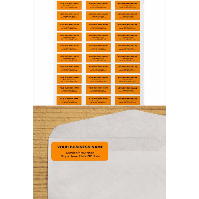 Textbasiertes orangefarbenes Rücksende-Adressetike (Von Creator hochgeladen)