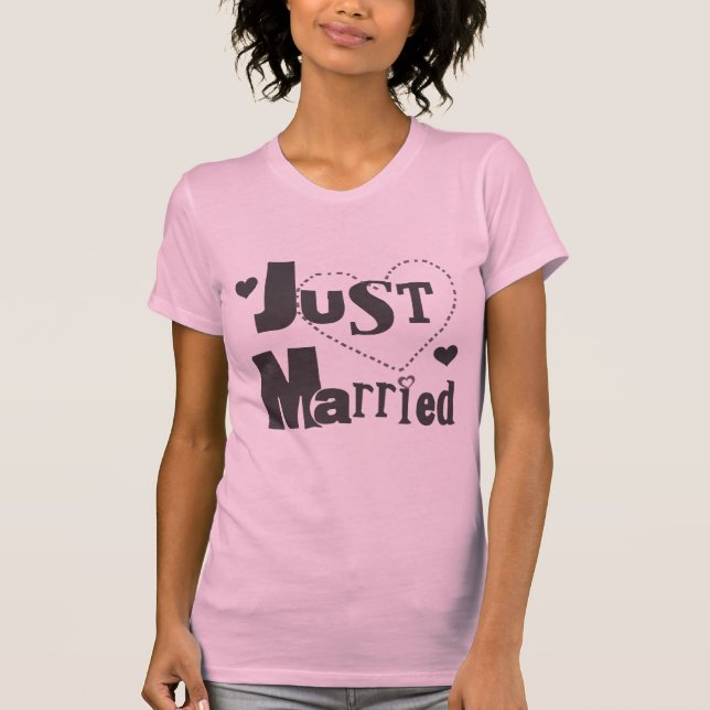 Texte noir avec le coeur juste marié Tshirt (Devant)