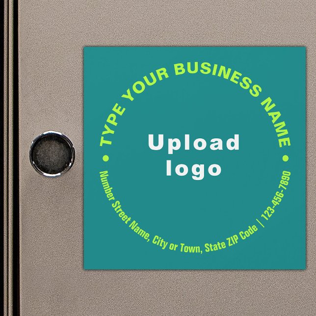 Textes d'affaires circulaires, carte magnétique ve (Build brand name awareness. Circular pattern texts of business brand on teal green magnetic card.)