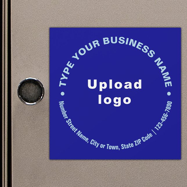 Textes d'affaires circulaires sur carte magnétique (Build brand name awareness. Circular pattern texts of business brand on blue magnetic card.)