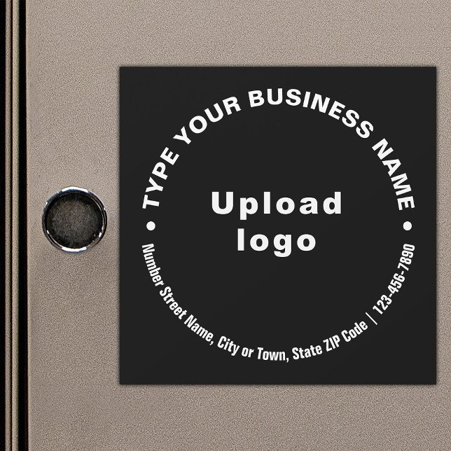 Textes d'affaires circulaires sur carte magnétique (Build brand name awareness. Circular pattern texts of business brand on black magnetic card.)