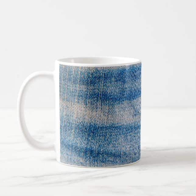 Textilien aus blauem Jeans, textiler Hintergrund Kaffeetasse (Links)
