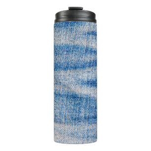 Textilien aus blauem Jeans, textiler Hintergrund Thermosbecher