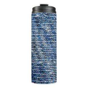 Textur aus blauem Strickwolle Thermosbecher