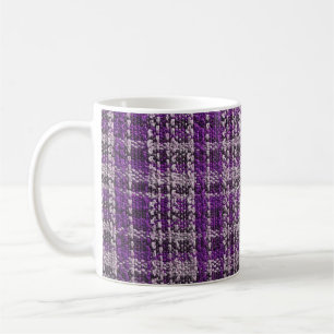 Textur des lila Tartan-Stoffes als Rückgrat Kaffeetasse