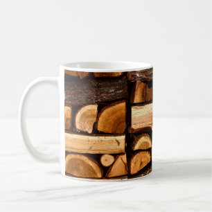 Textur. Gespeicherter Haufen gehacktes Brennholz, Kaffeetasse