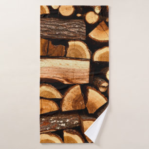 Textur. Pile aus gehacktem Brennholz, Winter Badehandtuch