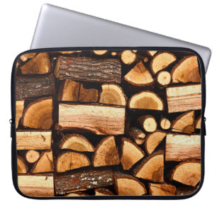 Textur. Pile aus gehacktem Brennholz, Winter Laptopschutzhülle