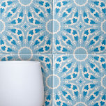 Texturblau weiß Stilisierte Symmetrie Fliese<br><div class="desc">Das Design dieser Keramik Kachel-Design wird von stilisierten Blumenmotiven dominiert, harmonisch über die Kachel angeordnet. Die Farbpalette ist ein beruhigendes Spektrum unterschiedlicher Blautöne, das einen auffallenden Kontrast und eine Tiefe schafft, die das Auge zeichne. Die Hintergrundtextur fügt eine zusätzliche Ebene von visuellem Interesse hinzu, wodurch die ästhetische Attraktivität der Kachel...</div>