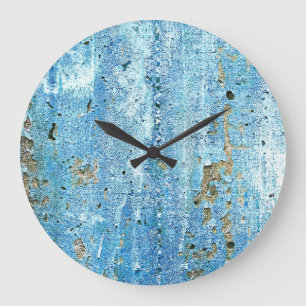 Texturierte Betonwand, Rostflecken. Große Wanduhr
