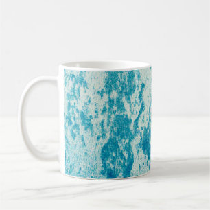 Texturierter blauer Hintergrund aus dichtem Stoff. Kaffeetasse