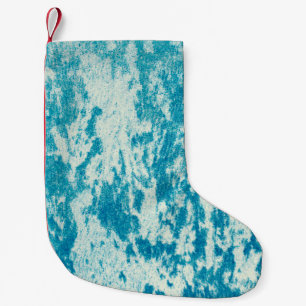 Texturierter blauer Hintergrund aus dichtem Stoff. Kleiner Weihnachtsstrumpf