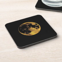 Texturierter goldener Mond auf dunklem Schwarz