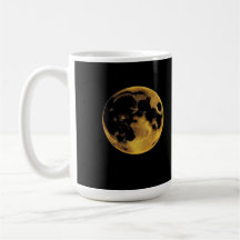 Texturierter goldener Mond auf dunklem Schwarz