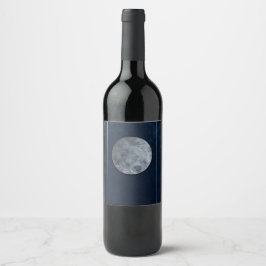 Texturierter Mond über Minimalistisches Design der Weinetikett