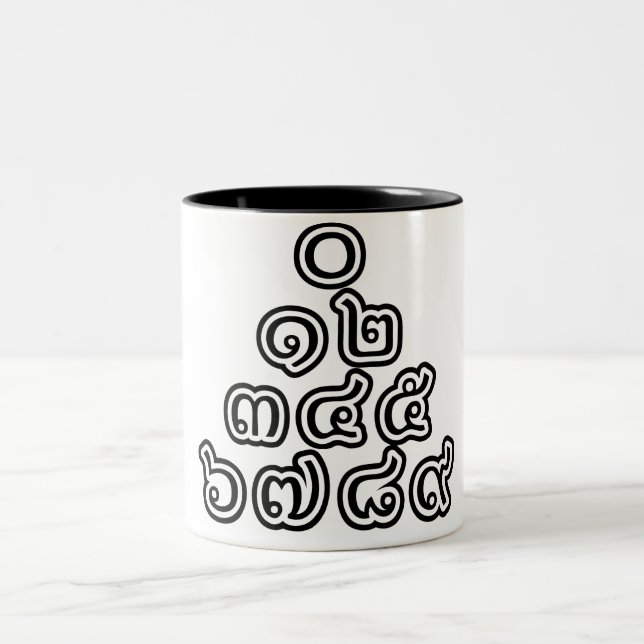 Thai Numbers Pyramid ♦ Thai-Sprachskript ♦ Zweifarbige Tasse (Mittel)