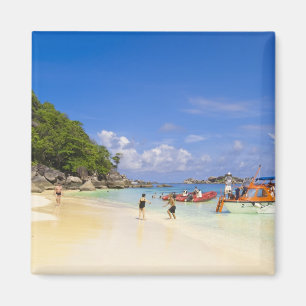 Thailand, Andaman Sea. Passagiere an Land Magnet