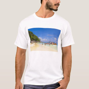 Thailand, Andaman Sea. Passagiere an Land T-Shirt