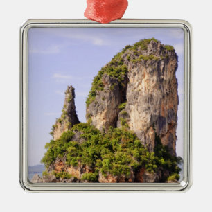 Thailand, Andamanen-Meer. Ao Phang Nga-Inseln in Silbernes Ornament