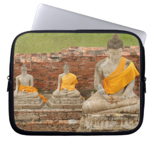 Thailand, Ayutthaya. Statuen des Sitzhaushalts Laptopschutzhülle