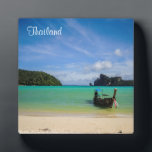 Thailand Beach Foto mit Fischerboot Fotoplatte<br><div class="desc">Ein exotisches Reiseziel. Thailand in Südostasien. Dieses Foto verfügt über einen hübschen landschaftlichen tropischen Strand aus Thailand. Kristallklares türkisfarbenes Wasser, weicher Sandstrand, hellblauer Himmel und üppig grüne Bäume im Hintergrund. Am Strand befindet sich ein Fischerboot für Single, das für den Tag zum Angeln bereit ist. Landschaftlich, ruhig und dennoch erinnert...</div>