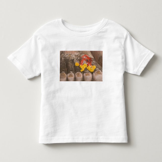 Thailand, Buddhas Füße und Marigold-Angebot Kleinkind T-shirt (Vorderseite)