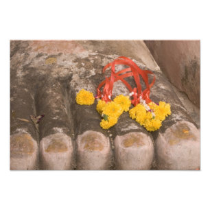 Thailand, Buddhas Füße und Ringelblumenopfer Fotodruck