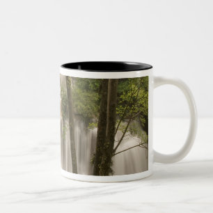 Thailand, Wasserfall Huai Mae Khamin Zweifarbige Tasse