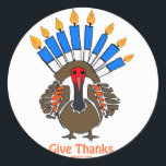 Thanksanukkah Thanksgivukkah Türkei menorah Gesche Runder Aufkleber<br><div class="desc">DIESES TÜRKEI MENORAH IST EIN EINZIGARTIGES DESIGN AUF EINER VIELZAHL VON CHANUKAH HANUKKAH GIFTS FÜR DANKSGIVUKKAH 2013. TRAGEN SIE EIN THANKSANUKKAH SHIRT UND GEBEN SIE DEM HOSTESS EINE BESONDERE SCHÜRZE,  IHREN JÜDISCHEN PREIS ZU ZEIGEN.</div>